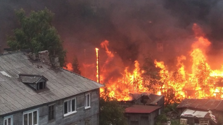 В центре Архангельска крупный пожар: что горит