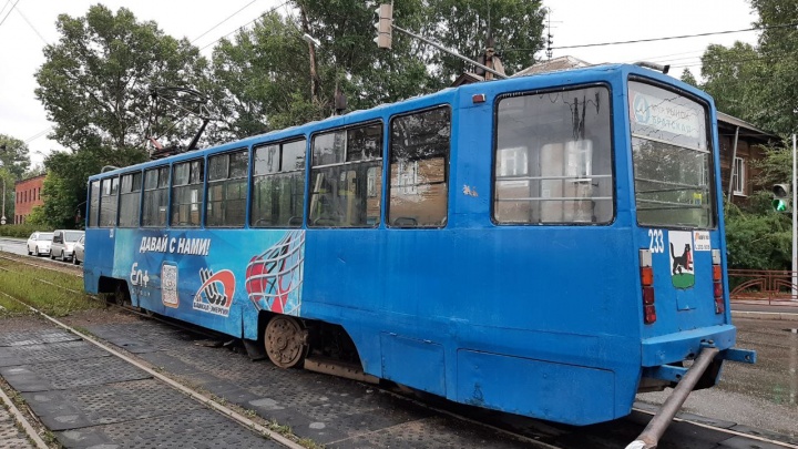 Трамвайный вагон сошел с рельсов в Иркутске. Пришлось закрыть движение в предместье Рабочее