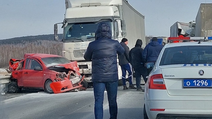 Три человека пострадали в аварии с легковушкой и фурами на трассе М-5 в Челябинской области