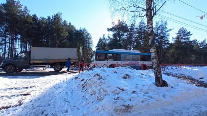 Пострадали три пассажира: в Ярославле автобус столкнулся с грузовиком