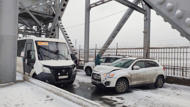 На Северодвинском мосту произошло сразу два ДТП — движение затруднено