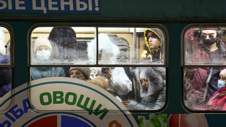 «Проблема родителей». Екатеринбуржцы заступились за кондуктора, который вышвырнул ребенка из трамвая