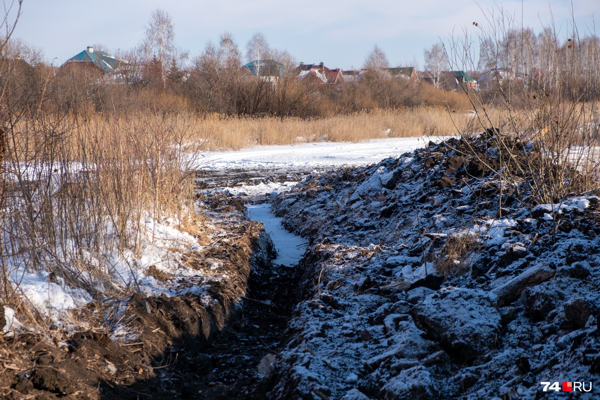 Канава идет прямо в водоем Канава идет прямо в водоем