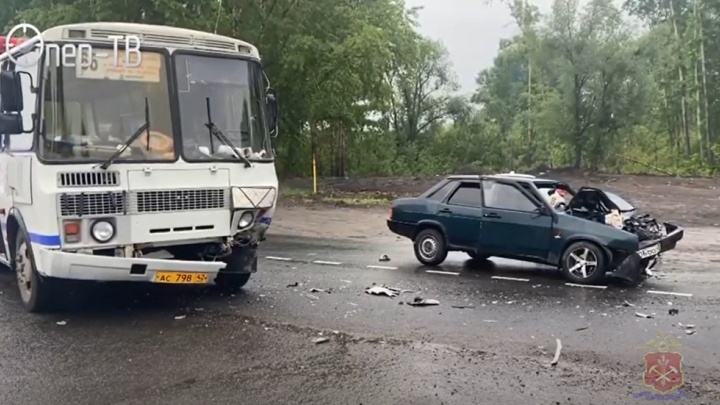 В ДТП легковушки и автобуса в Кемерове пострадали пять человек. Прокуратура начала проверку