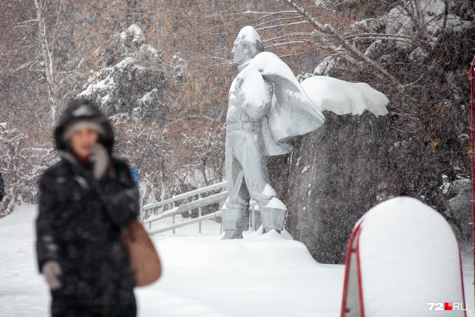 Памятник Раулю-Юрию Георгиевичу Эрвье занесло снегом. Известный советский геолог при жизни видал и не такие капризы стихий, когда искал нефть и газ. Его не напугать