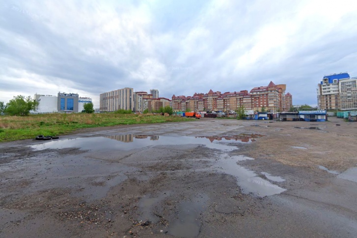 Сейчас тут огромный пустырь, заставленный автосервисами, контейнерами с шинами и дисками для авто Сейчас тут огромный пустырь, заставленный автосервисами, контейнерами с шинами и дисками для авто