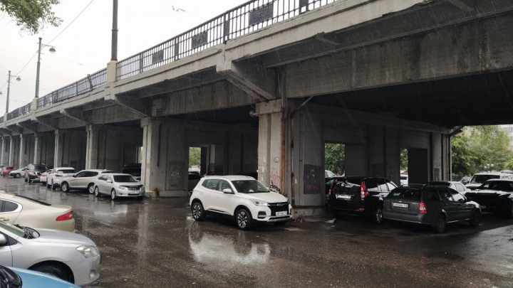 Тусовки с дрифтом и музыкой: как парковка под Глазковским мостом после полуночи превращается в тыкву