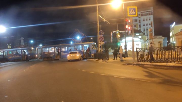 «Люди в вагоне упали»: на Верх-Исетском бульваре Hyundai Solaris протаранил трамвай
