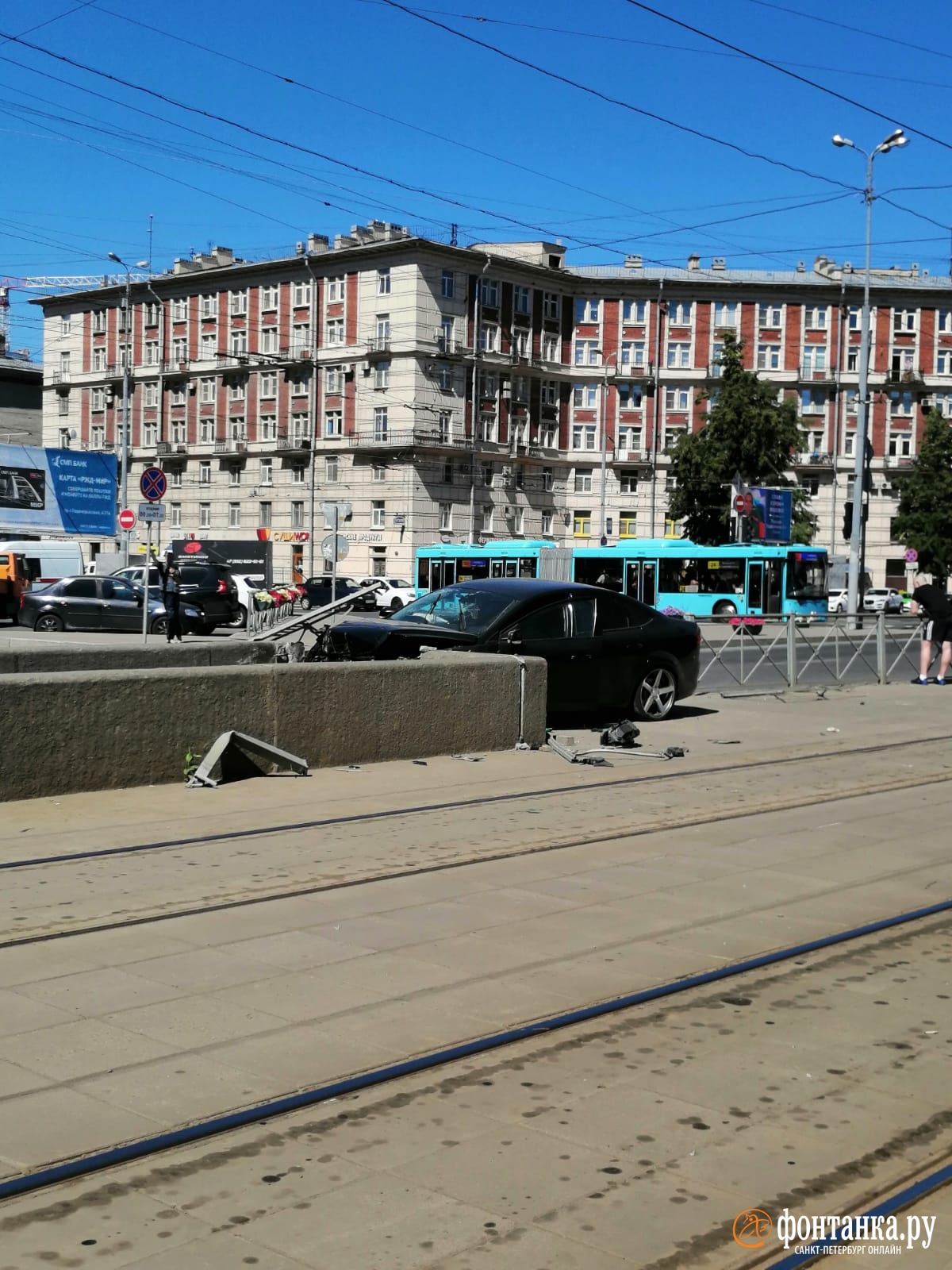 Ограждение полетело вниз. Автомобиль протаранил подземный переход у метро «Новочеркасская»