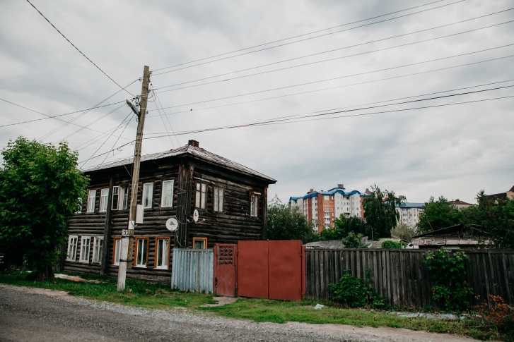 За этим домом на Орловской появится новая пятиэтажка — ее должно быть так же хорошо видно, как и высотку