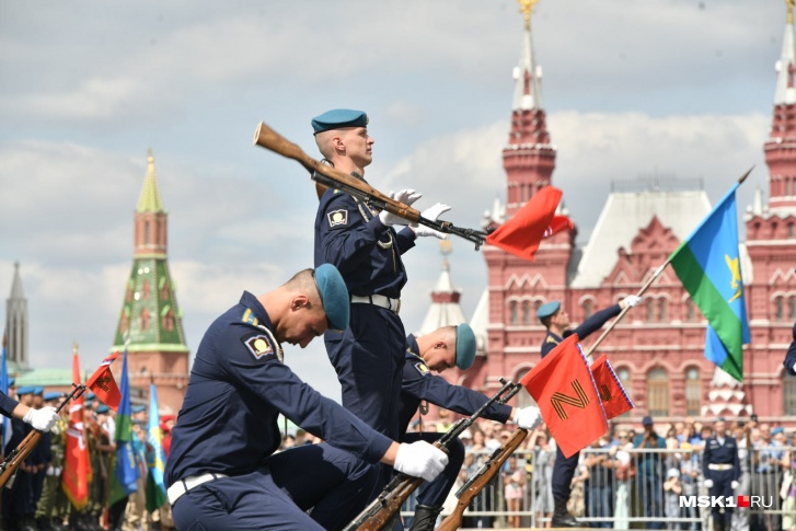 Какие праздники проходят в москве. ВДВ на параде. Парад 2 августа. День ВДВ парад. ВДВ на параде в Москве.