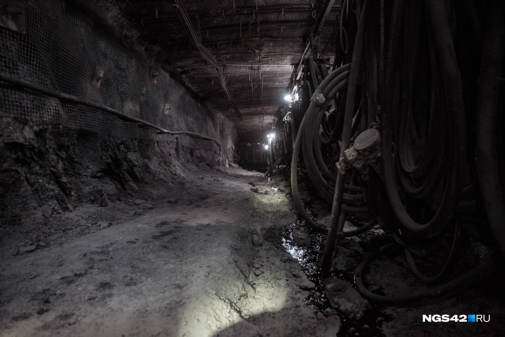 Ранее власти запретили вести добычу угля, пока не будет обеспечена безопасность горняков