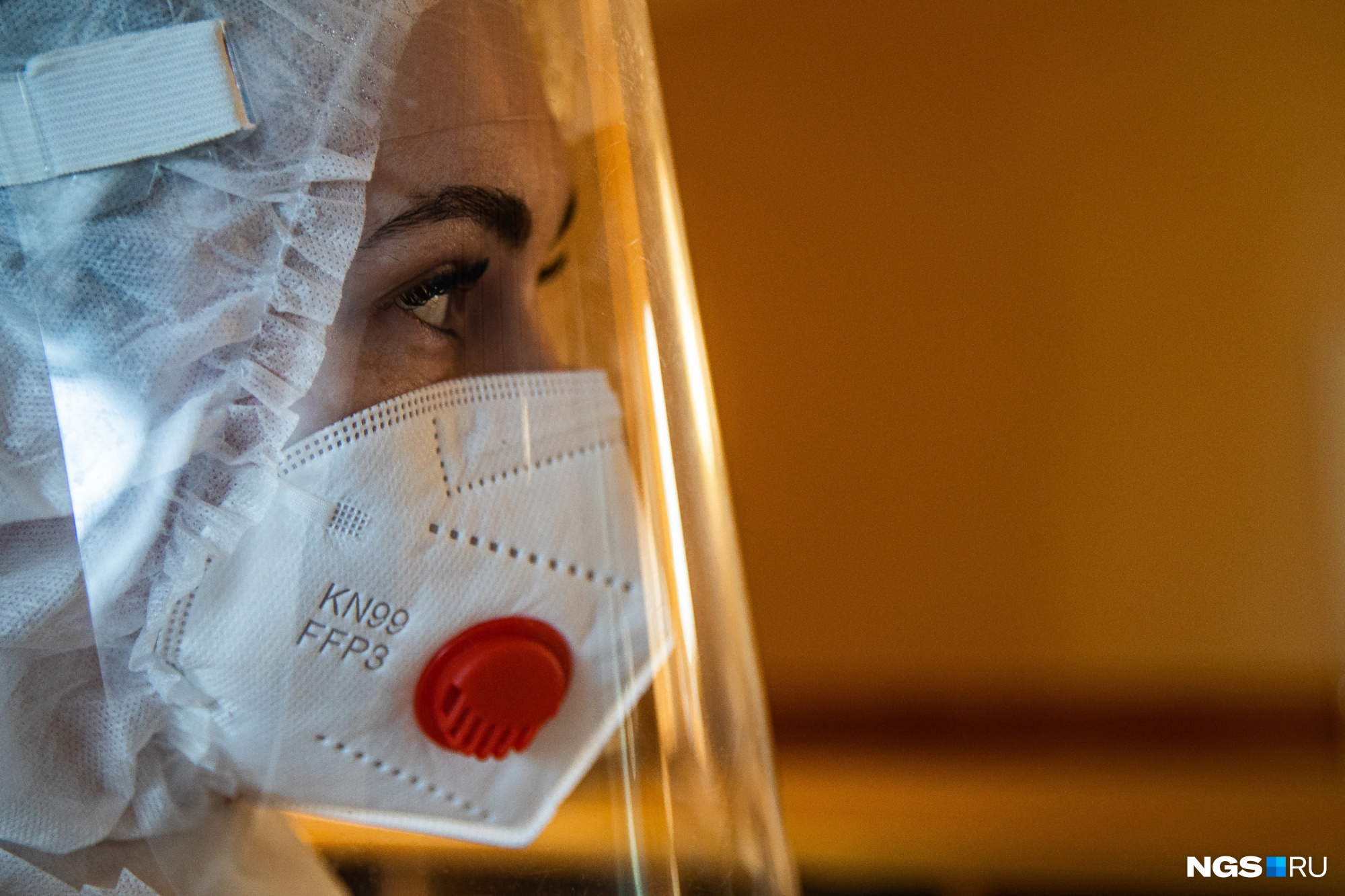 Вакцинированные люди тоже болеют, им нужно носить маски, чтобы снизить дозу вирусной нагрузки от инфицированных людей, считает Сергей Нетёсов