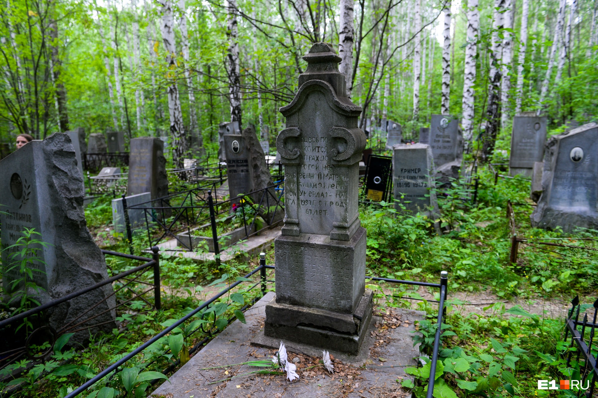 Сколько стоит похоронить на кладбище. Могила в России.