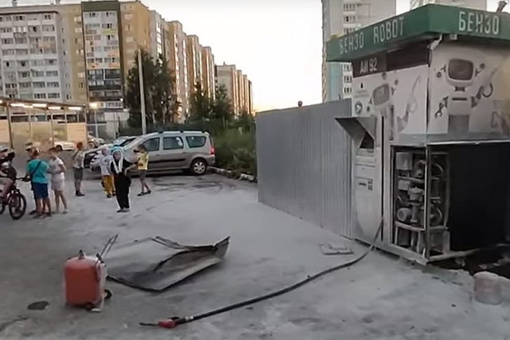Эта мини-заправка не огорожена, рядом играют дети, стоят машины на парковке. А до ближайших домов — всего несколько метров Эта мини-заправка не огорожена, рядом играют дети, стоят машины на парковке. А до ближайших домов — всего несколько метров