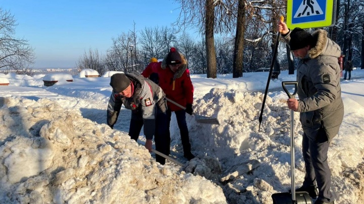 Мэр Нижнего Новгорода потратил свой обеденный перерыв на уборку улиц от снега