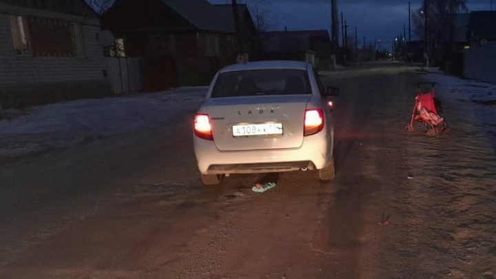 Мать с двумя маленькими детьми попала под колеса легковушки в Челябинской области
