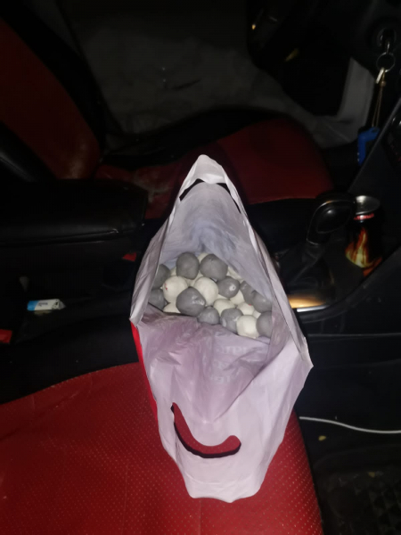 Пакет с наркотиками, упакованными в свертки, которые нашли в автомобиле