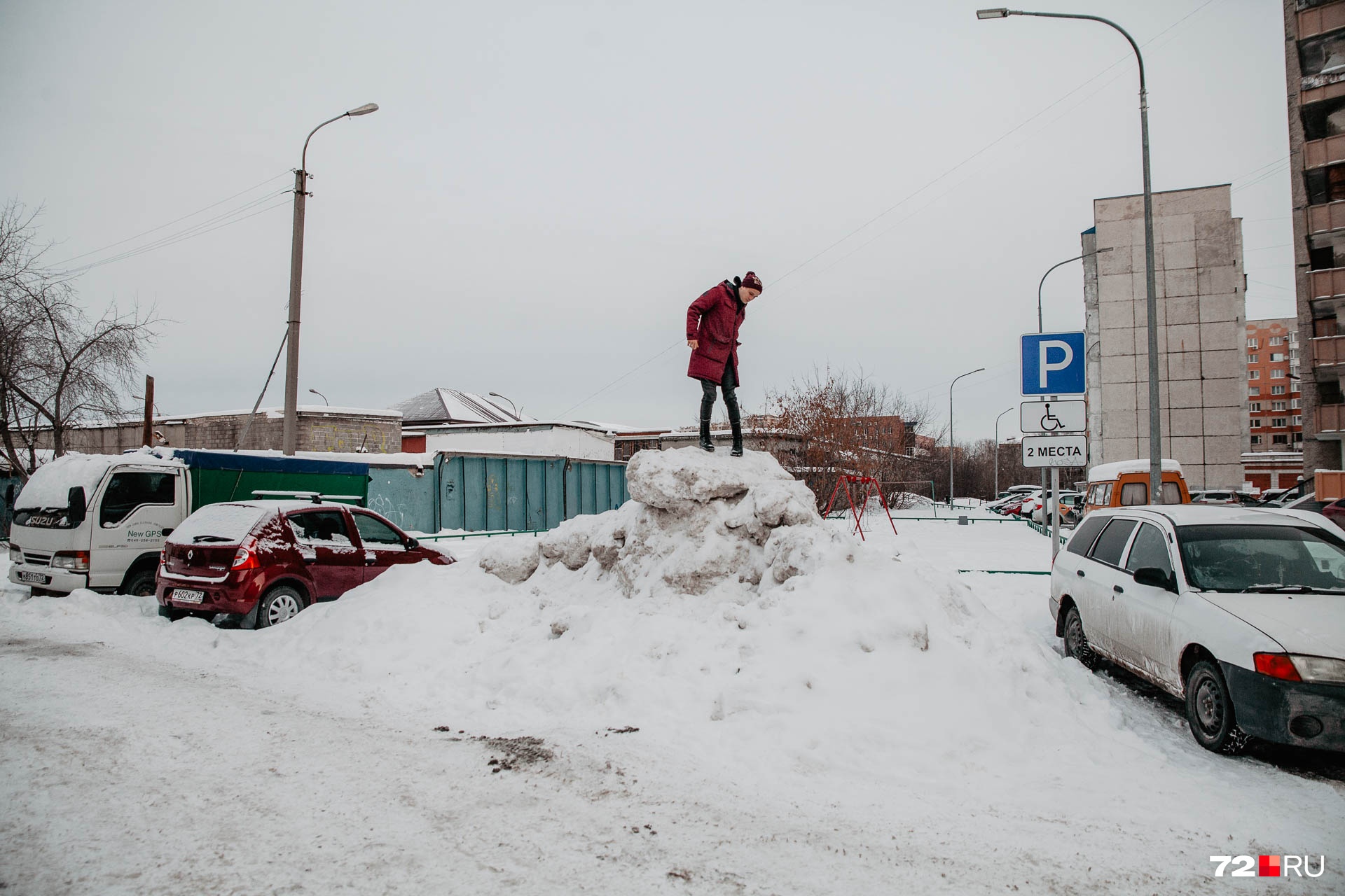 Эта гора снега на Гнаровской высотой около двух метров Эта гора снега на Гнаровской высотой около двух метров