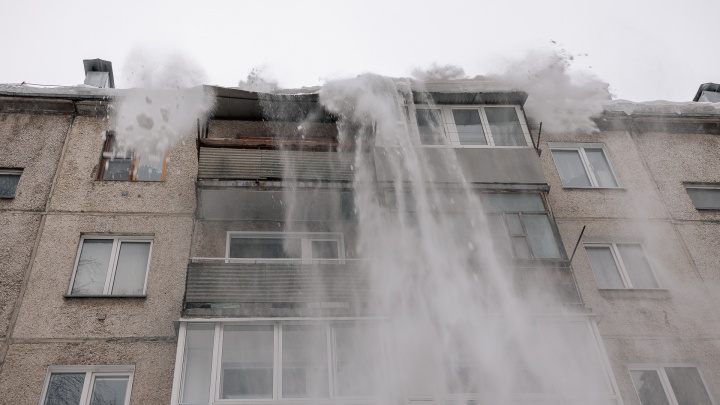 Снежный водопад: как в Кемерове чистят снег с крыш