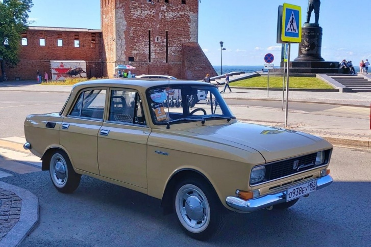 «Москвичи» выпускались на заводе АЗЛК в Москве и на заводе «ИЖ» в Ижевске. На фото — машина московского производства «Москвичи» выпускались на заводе АЗЛК в Москве и на заводе «ИЖ» в Ижевске. На фото — машина московского производства