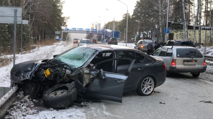 Двое человек госпитализированы после лобового ДТП на дивногорской трассе. Разбиты Škoda и Dodge