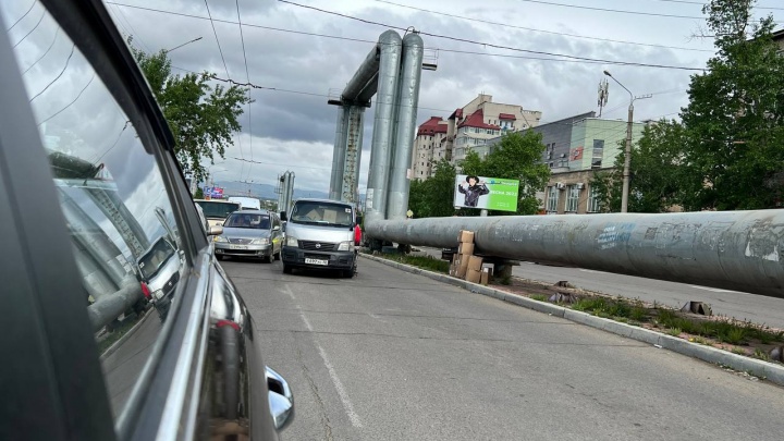 Сломанная машина заблокировала проезд на Бабушкина в Чите