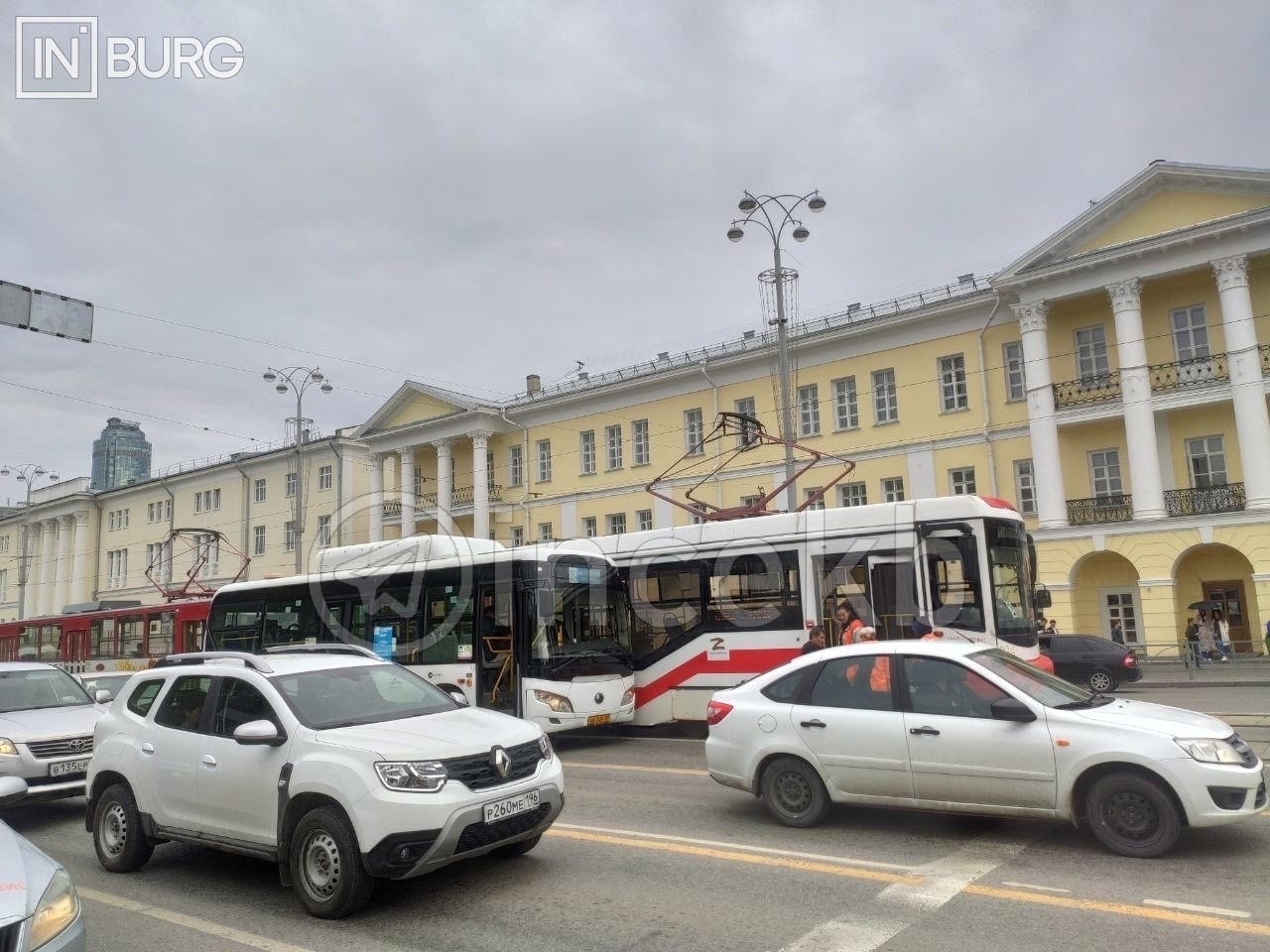 Проспект Ленина встал в пробку из-за столкновения трамвая и автобуса