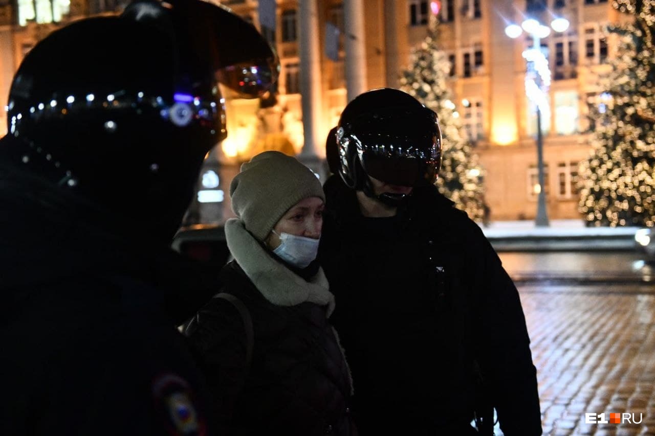 Одну из участниц антивоенной акции протеста в Екатеринбурге оштрафовали на 250 тысяч рублей