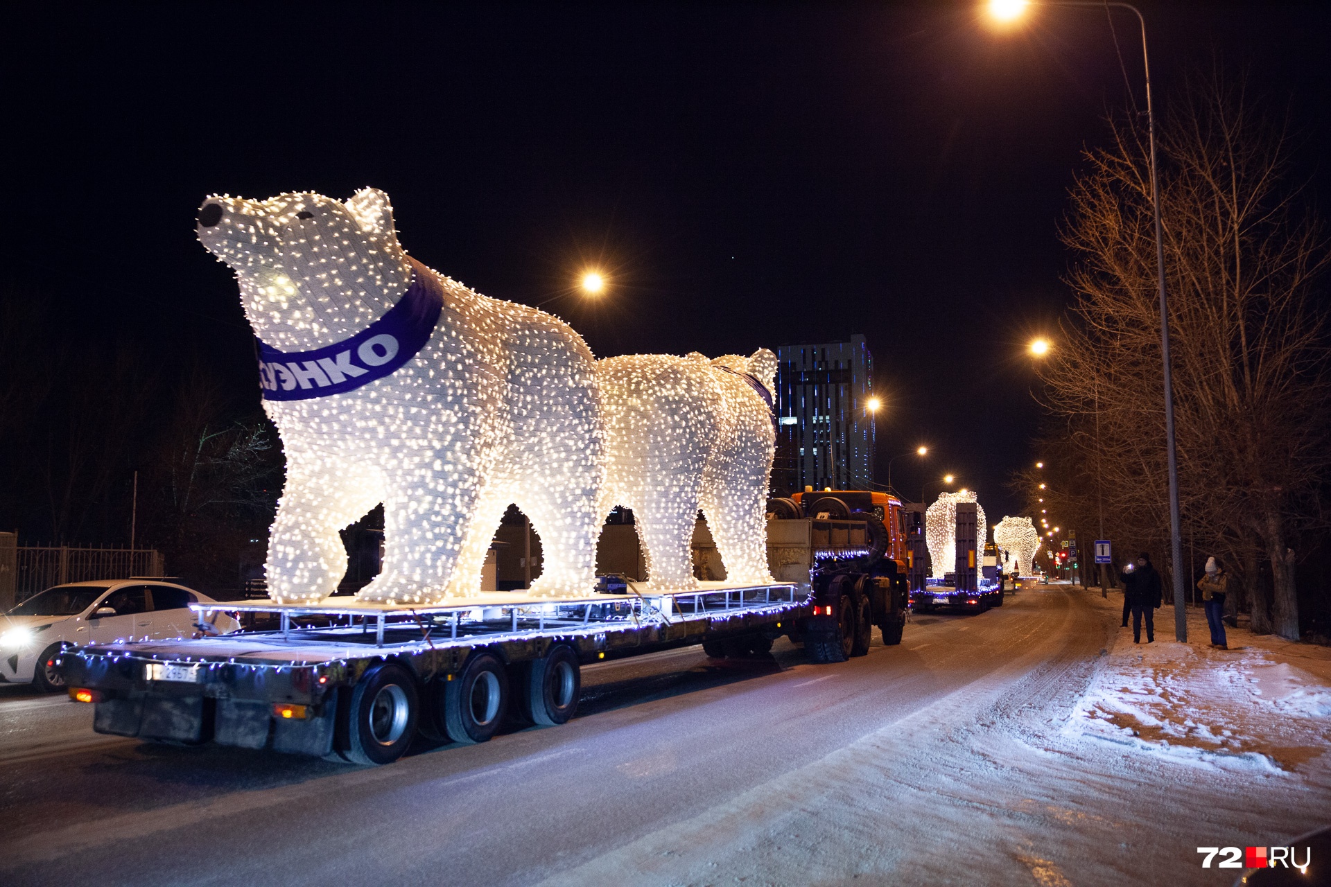 Высота новогодней инсталляции «Матильда Потаповна» — 6 метров. На специальной машине ее доставили к тюменскому цирку