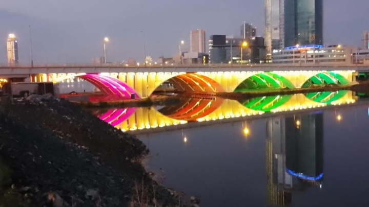 «Выглядит это ошеломительно!» На Макаровском мосту впервые зажгли подсветку