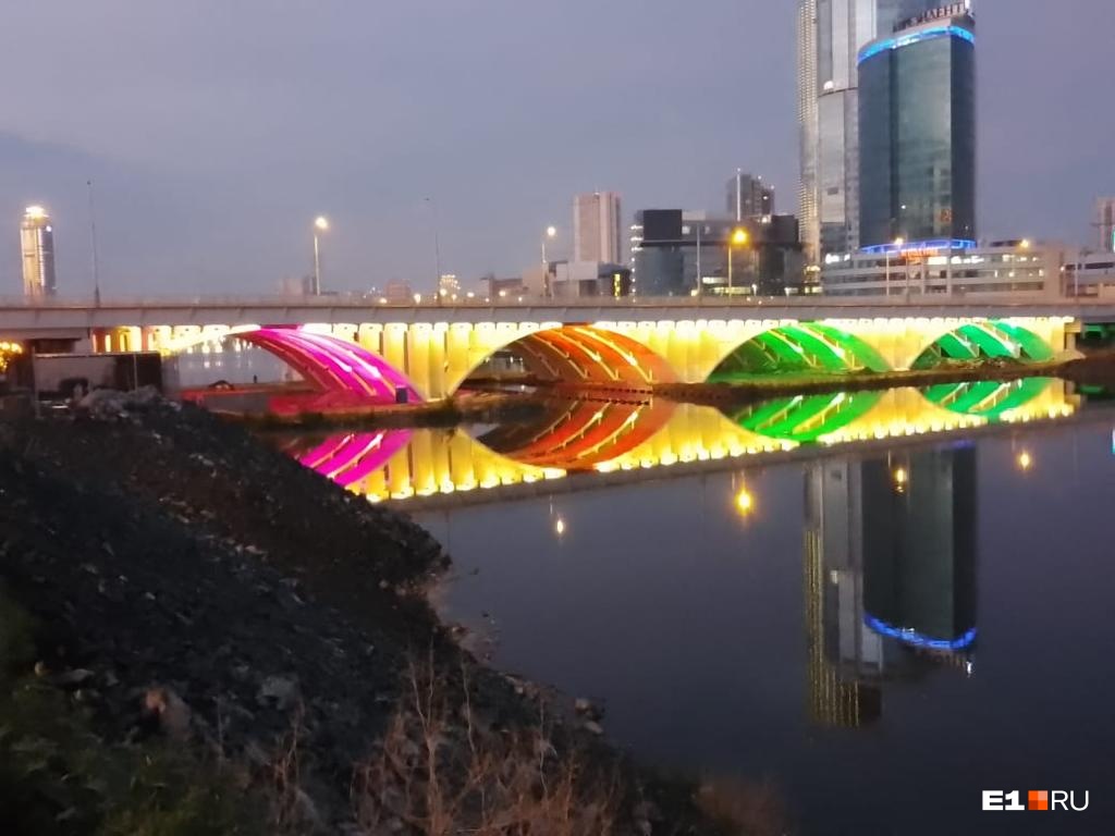 «Выглядит это ошеломительно!» На Макаровском мосту впервые зажгли подсветку