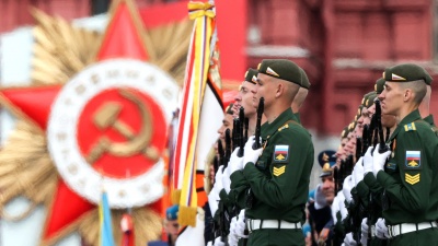 «Вы сражаетесь за Родину, за ее будущее»: в Москве завершился парад Победы