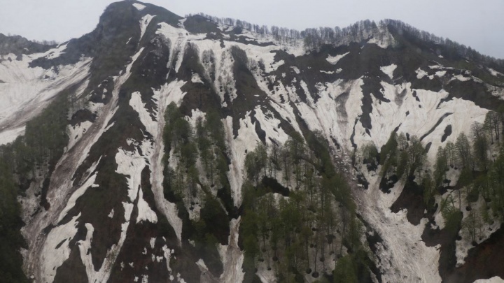 Спасатели эвакуировали тело погибшего туриста с горы Малый Амуко