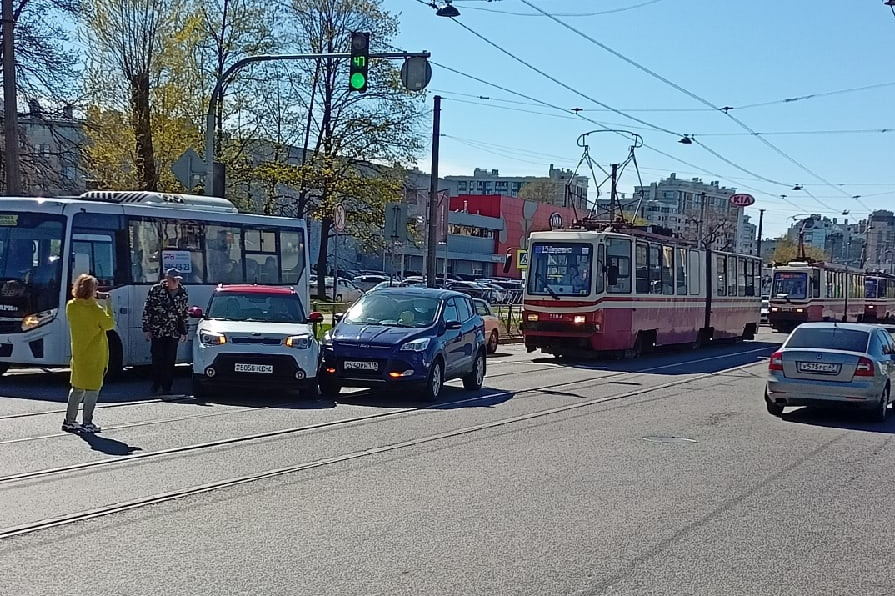 Пробка из трамваев выстроилась в Приморском районе Петербурга из-за ДТП на путях