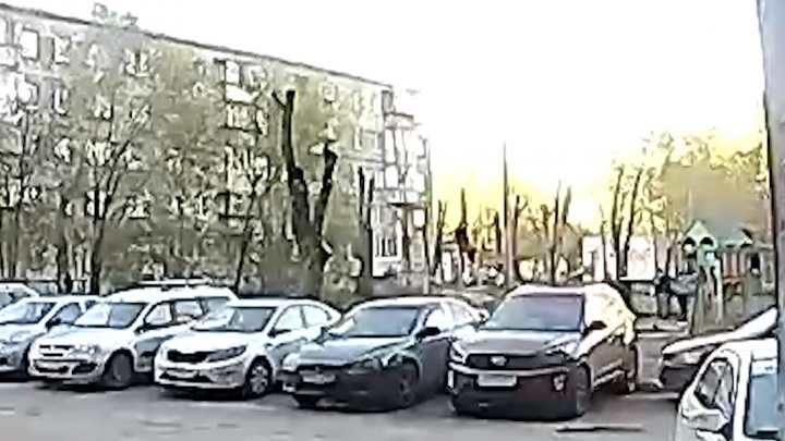 «Ударил несколько раз»: жительница Магнитогорска рассказала, как сосед избил подростка на детской площадке
