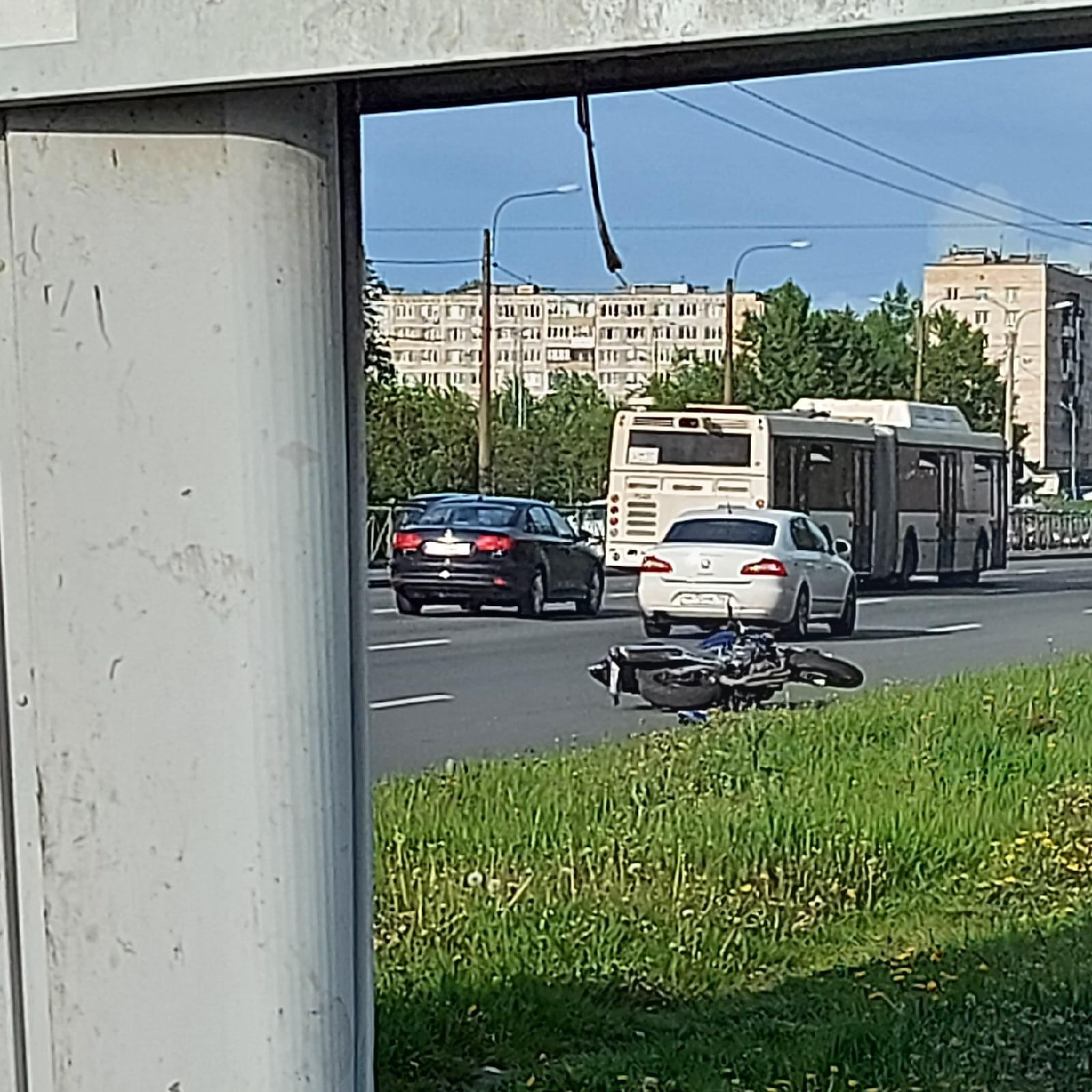 Молодого мотоциклиста госпитализировали после неудачной поездки на юге Петербурга
