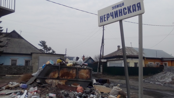 По уши в грязи: жители Кузбасса жалуются на плохую работу по вывозу мусора