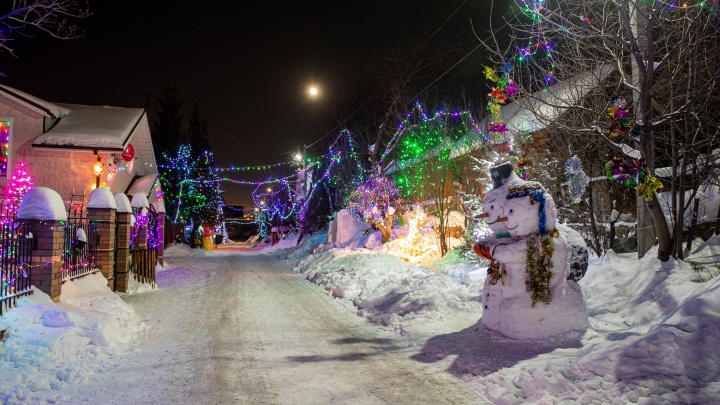 Самая сказочная улица Новосибирска: как соседи превратили частный сектор в новогоднюю достопримечательность