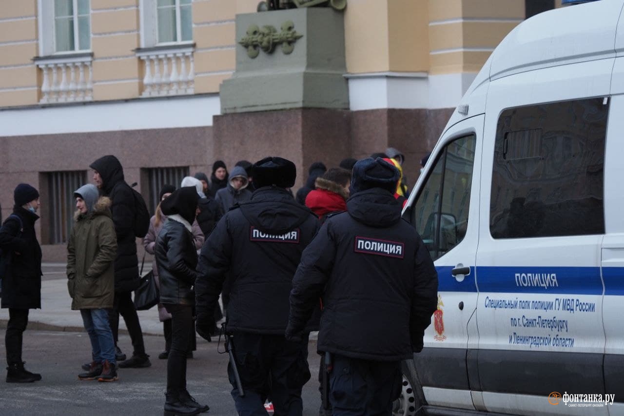 Дело санкт петербург. Митинги в Санкт-Петербурге сейчас. Террорист в Санкт-Петербурге. Полиция на Дворцовой площади. Протесты в Петербурге 23 января.