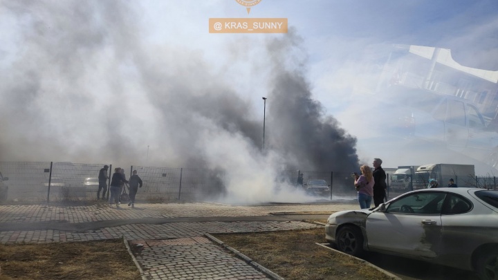 Появились подробности пожара на стоянке в Солнечном: сторож был пьян, а машины оттаскивали соседи