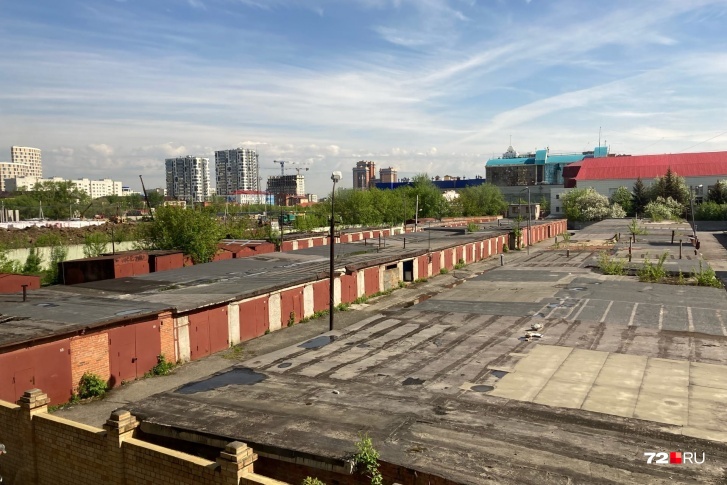 Земля, которая сейчас занята гаражами в центре города. Но вскоре тут появится новое здание Земля, которая сейчас занята гаражами в центре города. Но вскоре тут появится новое здание