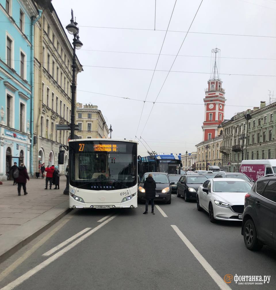 Дама на Dodge Caravan «на скаку» остановила автобус в центре Петербурга