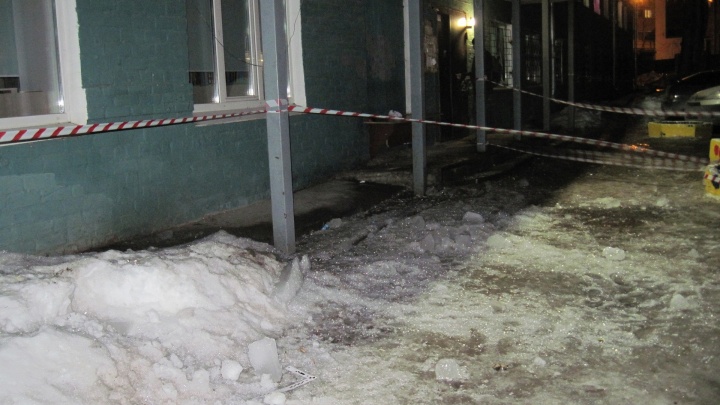 В Перми 15-летняя школьница попала в реанимацию после того, как на нее упали снег и лед с крыши