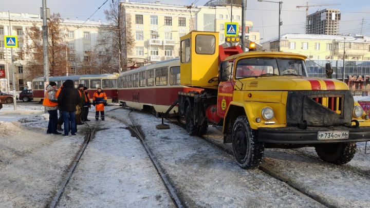 В центре Екатеринбурга сошел с рельсов трамвай. Он перекрыл часть оживленной дороги