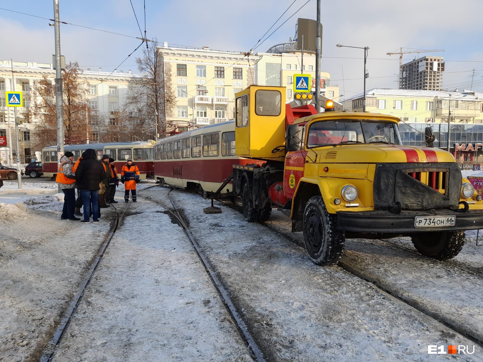 В центре Екатеринбурга сошел с рельсов трамвай. Он перекрыл части оживленной дороги