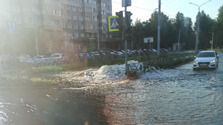 «Машины глохли в воде»: в Ярославле из-за коммунальной аварии затопило две улицы в Брагине