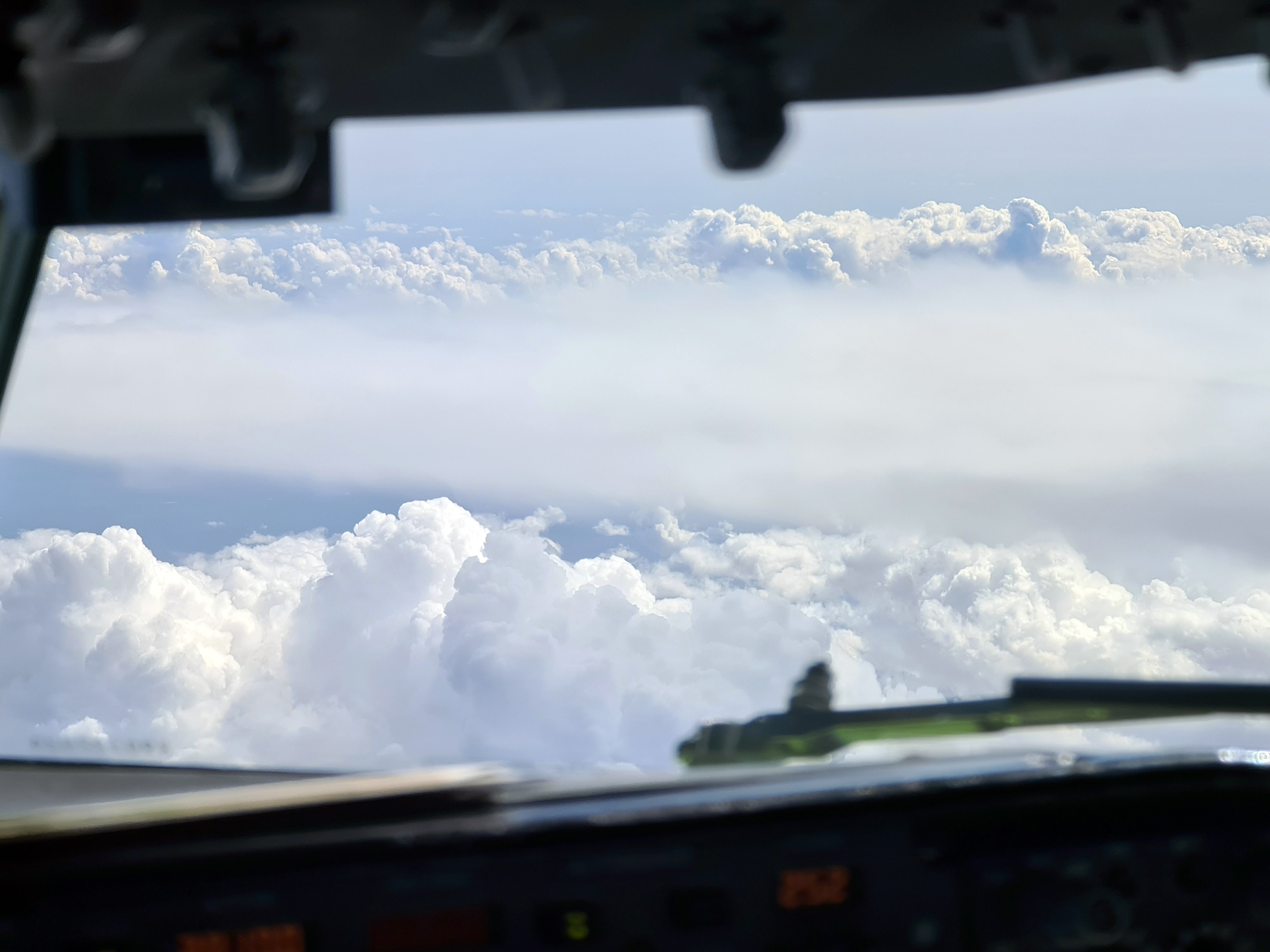 Большая часть полета проходит над облаками — особенно в теплое время года