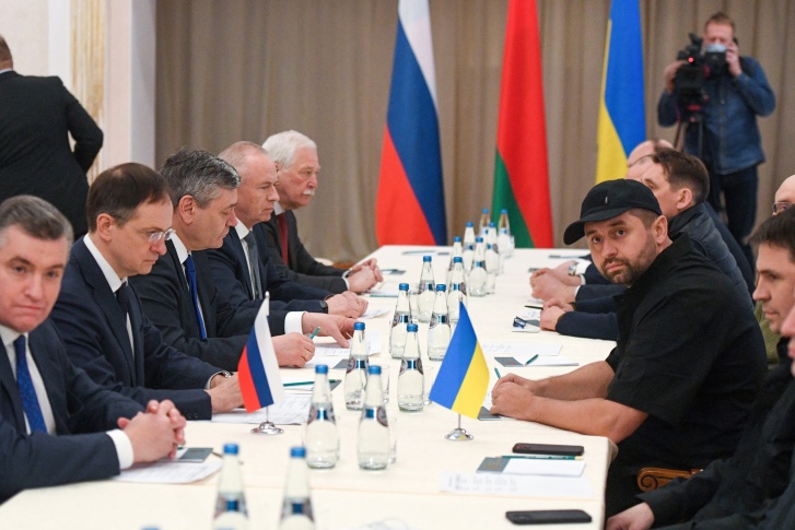 Российская и украинская делегации на переговорах