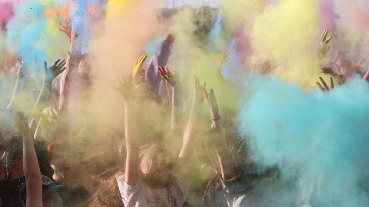 Лица всех цветов радуги: как на набережной Казани прошел яркий фестиваль красок Холи (фоторепортаж)